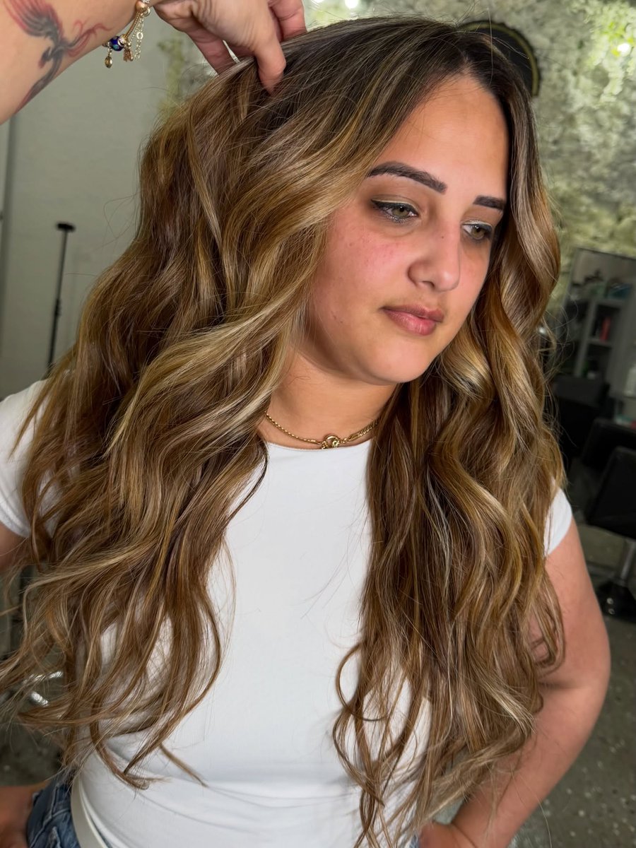 TraceeGhee8d's tweet photo. ¿Quieres un cambio sin dañar tu cabello? Colorea extensiones: no pesan, no dañan y te dan el volumen ideal. Agenda tu cita hoy. https://t.co/KONfpXPJc0