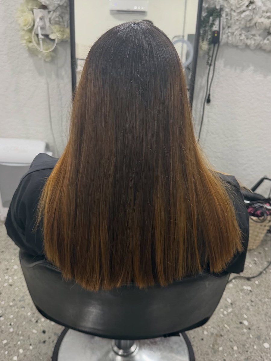 TraceeGhee8d's tweet photo. ¿Quieres un cambio sin dañar tu cabello? Colorea extensiones: no pesan, no dañan y te dan el volumen ideal. Agenda tu cita hoy. https://t.co/KONfpXPJc0