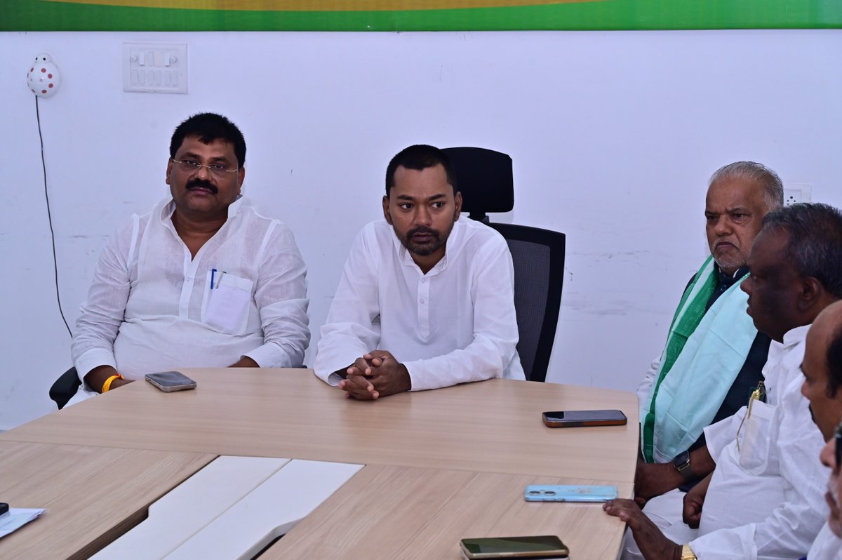 Jduonline's tweet photo. पटना स्नातक निर्वाचन क्षेत्र (बिहार विधान परिषद) चुनाव के निमित्त पटना स्थित जद (यू) प्रदेश कार्यालय में एक समीक्षात्मक बैठक आयोजित की गई।

इस अवसर पर माननीय स्वास्थ्य मंत्री श्री निशांत कुमार जी एवं प्रदेश अध्यक्ष श्री @JDUUmeshSingh जी ने चुनाव में जीत सुनिश्चित करने के लिए निर्वाचन क्षेत्र से संबंधित सभी विधायकगण, विधान पार्षद एवं वरिष्ठ नेताओं से विस्तृत जानकारी ली। साथ ही, जनसंपर्क अभियान को तेज करने और आपसी समन्वय को मजबूत बनाने की अपील की।

इस अवसर पर जद (यू) विधायक दल के नेता एवं माननीय मंत्री श्री @Shrawon_Nalanda जी तथा बिहार विधान परिषद के उपसभापति प्रो. डॉ. रामवचन राय जी, विधान परिषद में सत्तारूढ़ दल के मुख्य सचेतक श्री संजय कुमार सिंह उर्फ गांधी जी, प्रदेश प्रवक्ता सह माननीय विधान पार्षद श्री नीरज कुमार, विधान पार्षद श्री रवींद्र प्रसाद सिंह, विधायक श्री श्याम रजक, श्री अनंत सिंह, श्री कृष्ण मुरारी शरण, श्री कौशल किशोर, श्री अरुण मांझी, श्री रूहेल रंजन, विधान पार्षद श्री अशोक कुमार यादव, चुनाव प्रभारी प्रो. जनार्दन प्रसाद सिंह, पूर्व विधान पार्षद श्री राजू यादव, श्रीमती उषा सिन्हा, प्रदेश महासचिव सह मुख्यालय प्रभारी श्रीमती अंजुम आरा, श्री अरुण वर्मा एवं श्री सुमित कुमार सिंह सहित अन्य नेतागण उपस्थित रहे।

#Bihar #JDU #JanataDalUnited