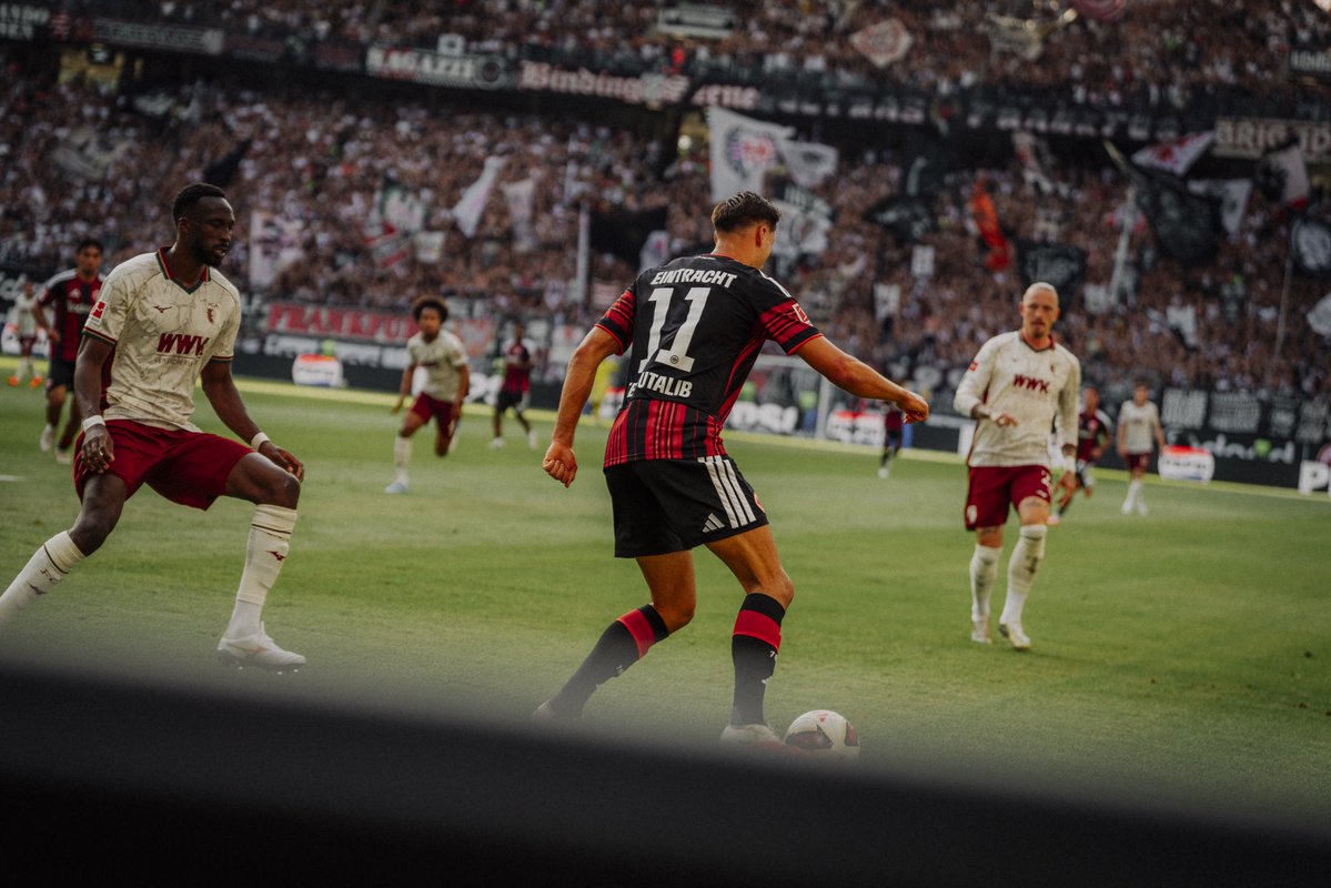 Eintracht's tweet photo. Das war Frankfurt gegen Augsburg 🗞️

Jubilar Chandler, Topscorer Ebnoutalib, ein Heimauftakt der Extreme und klare Bekenntnisse zum eingeschlagenen Weg. 

Das 1:4 gegen den FCA in der Nachbetrachtung: https://t.co/tM92MXcqmA
#SGE | #SGEFCA https://t.co/4BAWjAN5gc