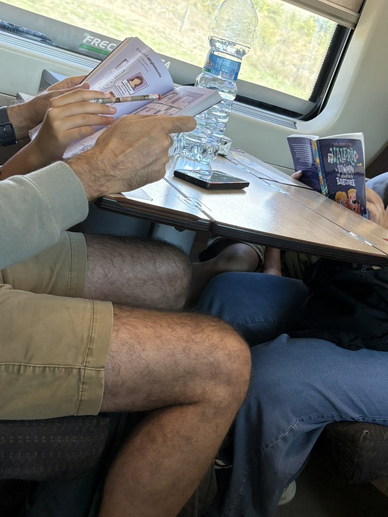 MilaSpicola's tweet photo. Un bambino, una bambina, un papà e una mamma. Due libri di giochi. Sul treno. Il cellulare è sul ripiano ma nessuno lo usa perché papà legge e gioca con la bambina e mamma uguale col bambino. Si divertono molto e ridono da morire. Non serve vietare,serve esserci. Dare alternative https://t.co/J0Cyj4gbSC