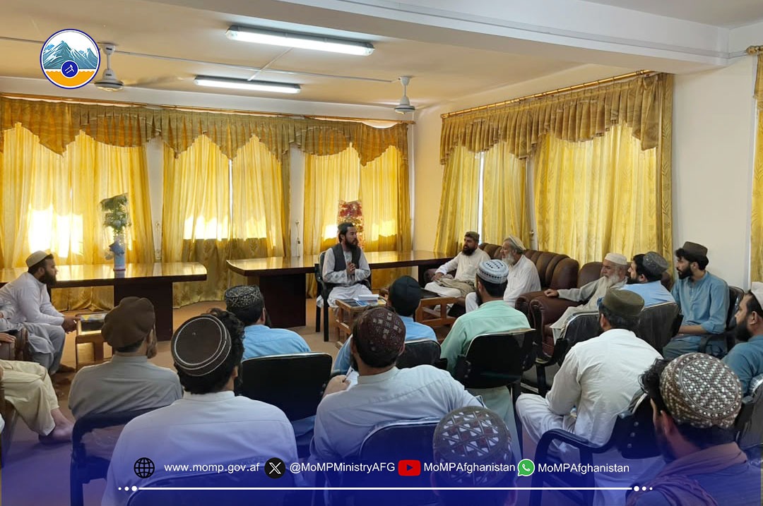 MoMPMinistryAFG's tweet photo. نصب صندوق‌های سمع شکایات در  ولایات مشرقی
مسئوولین  سمع شکایات آمریت اطلاعات و ارتباط عامۀ وزارت معادن و پترولیم، به‌منظور رسیده‌گی بهتر به شکایات و مشکلات هموطنان ما، صندوق‌های شکایات را در ریاست‌های معادن ولایات لغمان، ننگرهار، کنر و نورستان نصب نمود.
۱/۵ https://t.co/my9eR2ljy1