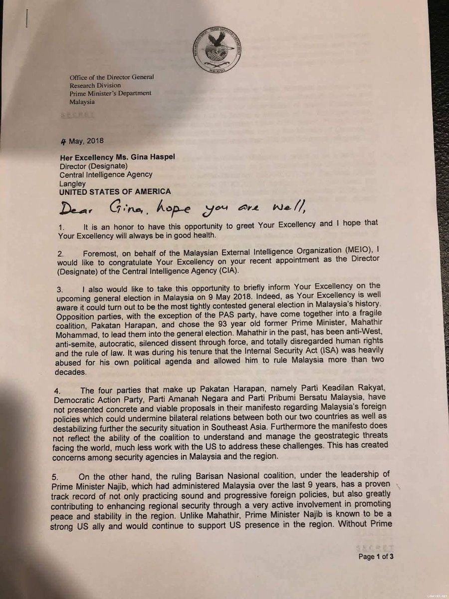 jasonyew's tweet photo. KERAJAAN MALAYSIA MINTA CIA AS MASUK CAMPUR DALAM PILIHAN RAYA

9 Mei 2018 merupakan tarikh PRU14.
Pada 4 Mei 2018, iaitu 5 hari sebelum PRU14, Kerajaan Malaysia pimpinan Najib/UMNO telah mengutus surat rasmi kepada CIA.

Surat apa yang ditulis? 

UMNO akui PRU14 bakal menyaksikan persaingan yang sengit. Oleh kerana persaingan sengit yang diramal itu, UMNO merayu agar CIA memihak kepada UMNO sekiranya UMNO menang tipis.

Ye! UMNO merayu kat CIA, minta bantuan Setiausaha Dalam Negeri AS nyatakan sokongan kepada Najib/UMNO!!!

Apakah hujah UMNO untuk meyakinkan CIA AS masuk campur dan nyatakan sokongan kepada Najib/UMNO?

Menurut UMNO, CIA AS harus menyatakan sokongan kepada Najib/UMNO kerana...

1. Pengerusi PH adalah anti-Barat
2. Pengerusi PH adalah anti-Yahudi
3. Presiden UMNO BN adalah sekutu kuat Amerika Syarikat
4. Presiden UMNO BN sentiasa menyokong pengaruh Amerika Syarikat di rantau ini
5. Presiden UMNO BN sentiasa menyokong penglibatan tentera Amerika Syarikat di Laut China Selatan

Pendek kata, UMNO bagitau CIA/AS, "UMNO adalah kawan CIA/AS manakala PH adalah musuh CIA/AS".

Ini bukan fitnah.
Ini surat rasmi kerajaan Malaysia pimpinan Najib/UMNO kepada kerajaan AS melalui CIA. 

Sumber: FB Adrian Lim Chee En