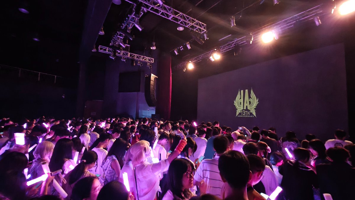 Altdeus's tweet photo. 元々は鍵っ子でLiaさん経由でIAを知っていたのですが、去年の上海ライブ（10年ぶり！）に参戦して完全に沼落ちしました😭
今のアイコンも好きすぎて依頼したものです！
​画像は当時の現地の様子と、宝物の無配たち。
今回日本でIAちゃんに会えるのが楽しみ…！
よろしくお願いします！！
#IA https://t.co/dJ6g4WyhxZ
