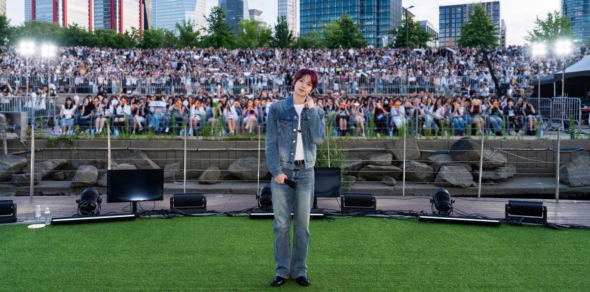 hsngpilled's tweet photo. i’m so emotional 😭 

from the han river with evers to his first soloist mini album showcase 

you are so loved heeseung https://t.co/eZEPs9OVMw