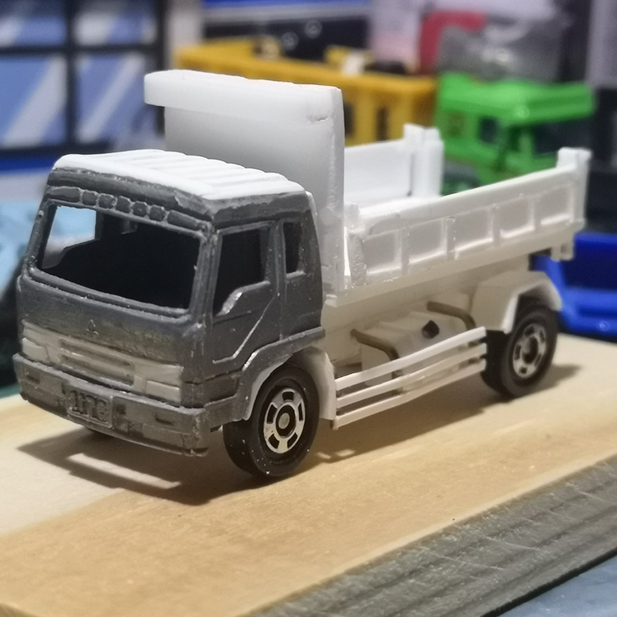 4ZP928VyLd99523's tweet photo. キャビンのルーフ部分の穴埋めとフェンダー、シュノーケルを作りました、ルーフの凹凸はmodel1のザグレートを参考にしています。 #トミカ改造 https://t.co/xUJG9ayg6C
