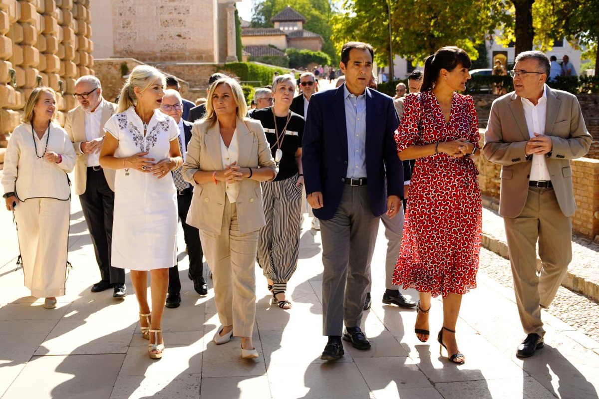 marifrangr's tweet photo. #Granada aplica la inteligencia artificial a su patrimonio más universal. El Gemelo Digital de la Alhambra, que hoy hemos conocido de la mano de los consejeros @ja_nietob y @patricia_delpozo y la secretaria de Estado @mariagv convierte a Alhambra Living Lab en ejemplo de implementar la #IA para la mejora de los servicios públicos.