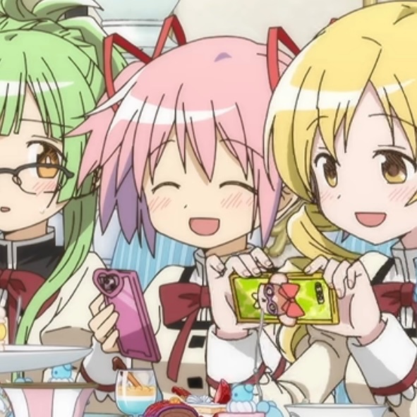 mymadokaa's tweet photo. MADOKA CRUMBS IN THE NEW PV 😭🩷🩷🫶LOOK AT HER LITTLE HEART PHONE CASE ??? TOO CUTE https://t.co/nBE8olR55g