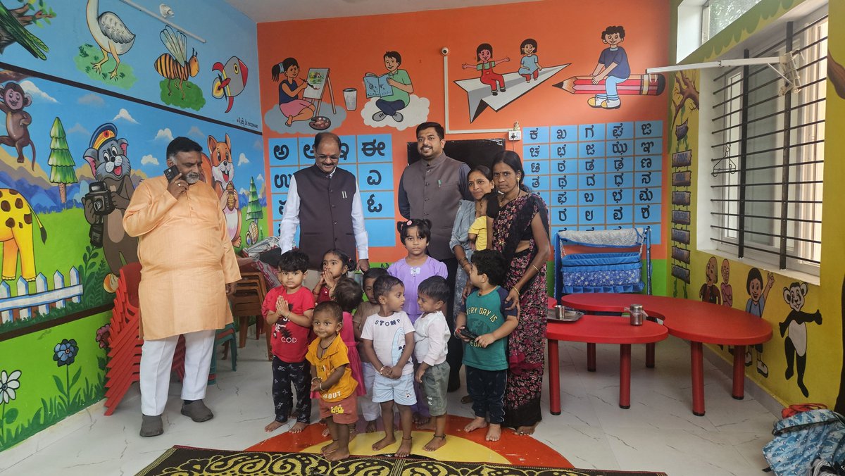 ceozpvijayapur's tweet photo. ಇಂದು ಡಾ. ಎಂ ರಾಮಪ್ಪ(M.A,  B.ed Hon. Doc. (D.Lit) ಸನ್ಮಾನ್ಯ ಅಧ್ಯಕ್ಷರು, ಕರ್ನಾಟಕ ಭೋವಿ ಅಭಿವೃದ್ಧಿ ನಿಗಮ, ಬೆಂಗಳೂರು ರವರು ಜಿಲ್ಲಾ ಪಂಚಾಯತಿಯ ಶಿಶು ಪಾಲನಾ ಕೇಂದ್ರಕ್ಕೆ ಭೇಟಿ ನೀಡಿ ಪರಿಶೀಲನೆ ನಡೆಸಿದರು. 
ಈ ಸಂದರ್ಭದಲ್ಲಿ ಜಿ.ಪಂ. ನ ಮಾನ್ಯ ಸಿಇಓ ರವರಾದ ಶ್ರೀ ರಿಷಿ ಆನಂದ ರವರು ಹಾಗೂ ಭೋವಿ ಸಮುದಾಯದ ಮುಖಂಡರು ಉಪಸ್ಥಿತರಿದ್ದರು. https://t.co/iP9K65dd5h