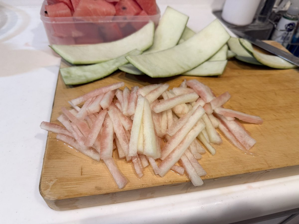 IndoCurryKo's tweet photo. ドン引き覚悟のレシピ。

【スイカの皮サラダ】

白い部分を千切りにして、塩昆布・ごま油・クミン(あれば)で和えるだけ

赤い部分は少ない方が美味！！

是非おため(以下略) https://t.co/bpakxKboHL