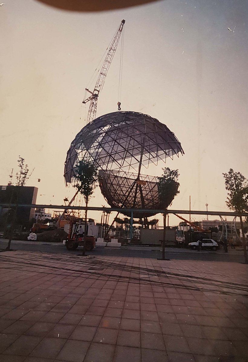 SevillaInsolita's tweet photo. Montaje de la icónica esfera bioclimática de la Expo.

Año 1991. https://t.co/U4bSe1iAHp