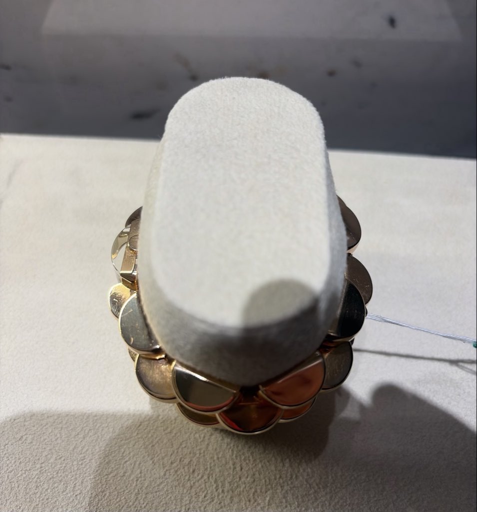 Shellman_Ginza's tweet photo. "Are you a lion?" 🦁
"No, I'm a Patek."
Looking from above, the sculptural 18K gold bracelet resembles a majestic mane. Turn it around, and you’ll find pure Patek Philippe elegance.
DM for details! 📩
#PatekPhilippe #VintagePatek #WatchCollector #Shellman https://t.co/MwlAc9Cylr