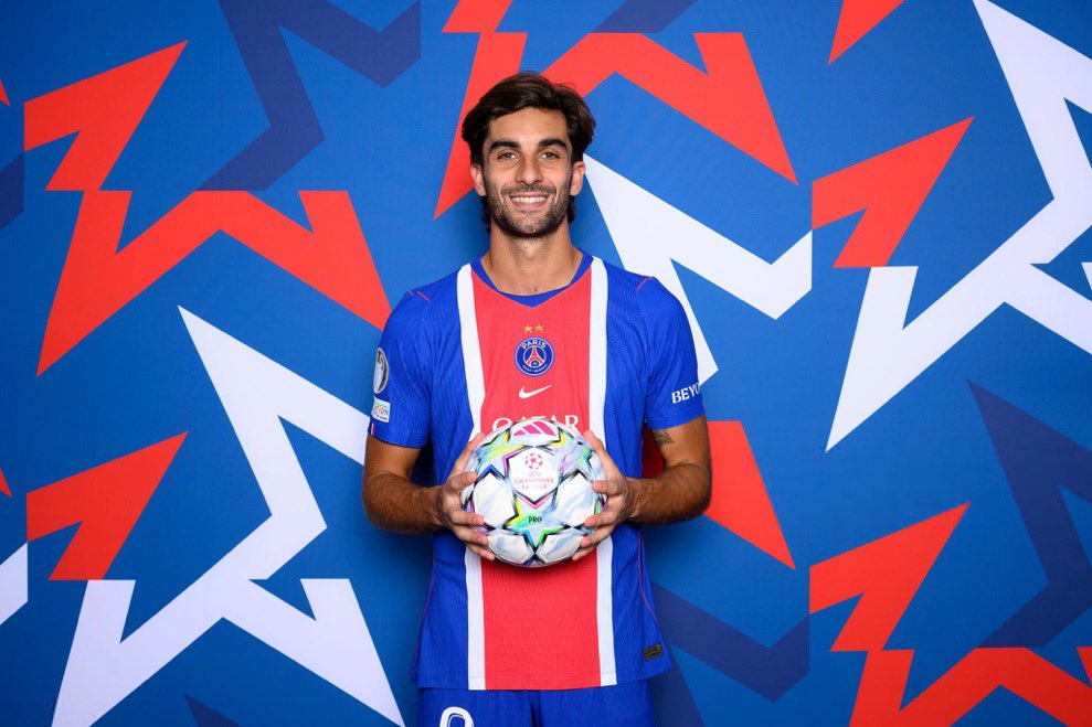 MegaPSG_'s tweet photo. Ferran Torres nous montre le badge du CHAMPION 🇪🇸✨📸 https://t.co/ML85q3Siug