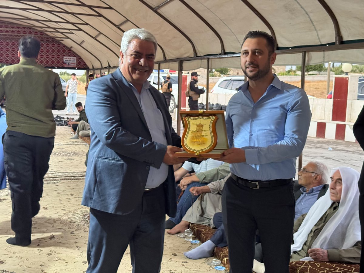 monzersallal's tweet photo. During my visit to #Kobani, I joined a dialog session with officials &amp; community leaders to discuss local priorities, services, livelihoods, &amp; security.
I was also honored by Sheikh Hanif Shaheen, who presented me a commemorative shield and traditional Kurdish attire.
Grateful 👏 https://t.co/YDYrnIuG2L
