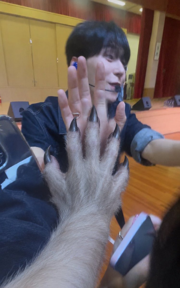 her0si's tweet photo. 진짜 최고엿음요..... 스쿨어택 원어스 최고예요 저도오늘부터투문하겟습니다ㅠ그정도로무대도잘하시고깁도마니주시고착둥이시고...라이브도잘하셧음...... 특히 환웅님이 깁을 엄~청나게 주시더라구요 감사햇습니다 #건희 #시온 #환웅 #스쿨어택 https://t.co/XWm0wvlFoT
