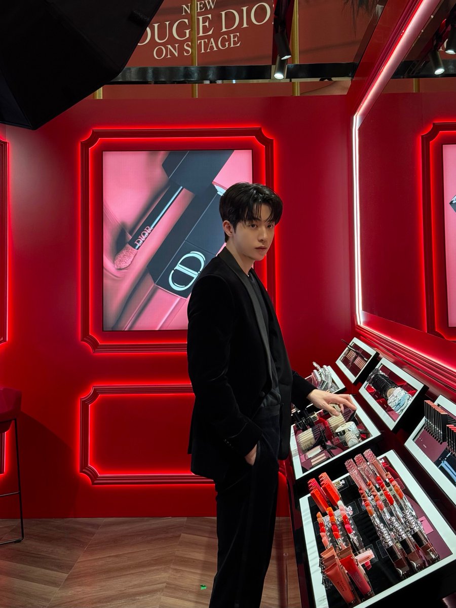 wngurdld's tweet photo. 260907 남주혁 인스타 업데이트 ❤︎

👋👋🫡 #RougeDior #루즈디올팝업 #루즈디올온스테이지 https://t.co/D21zZ329TQ