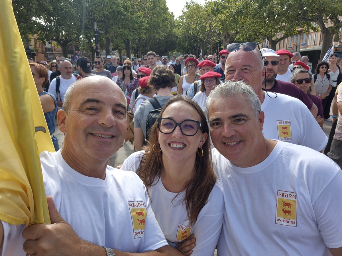 PHILIPPECOY's tweet photo. Aujourd'hui à Muret 31 comme à Redon 35 les @LesBuralistes expriment leurs nombreuses inquiétudes,  face aux marchés parallèles,  la fiscalité punitive et abusive qui n'a pas répondu aux objectifs légitimes de santé publique.  
➡️ Seul les trafiquants sont gagnants  et nos voisins européens 🇪🇺.
Stop également à l'insécurité physique et morale que nous subissons au quotidien. 
Je suis Buralistes Entrepreneurs depuis 26 et j'aime mon métier♦️. 
➡️ Je veux croire en l'avenir des Commerçants d'utilité locale 👍💪 sur tous les territoires 🇨🇵.