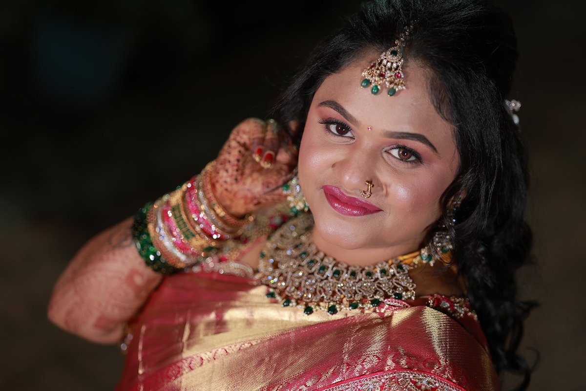 IsaClark's tweet photo. Pretty bride Supriya’s stunning reception look. Makeup by @makeoverwith_sindhu_ https://t.co/7aVFqcduxS