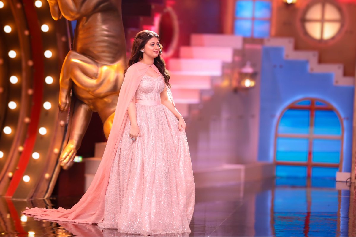 _arishfakhan_'s tweet photo. Ek dream jo Arishfa ne kabhi dekha tha, aaj woh dream reality ban gaya. ❤️✨

Salman Sir ke saath Bigg Boss ke stage par — a moment to remember forever! 🥹❤️

Aur ab asli journey shuru…
Chhota pack nahi, bada dhamaka hone wala hai! 🔥👑

#ArishfaKhan #ArishfaUnfiltered #arishfakhaninbb20 #salmankhan #bb20