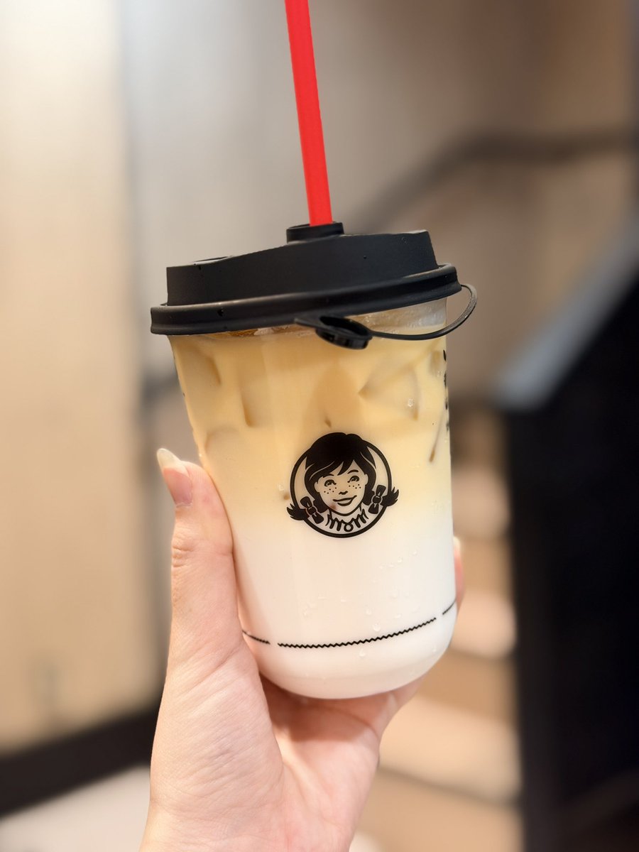 kyari_gourmet's tweet photo. ついにバレてしまったか、、
チェーンだから意外と知られてないのよ。

好きすぎて地味に週2〜3で通ってる、いっぱい飲んできたけどここのジャスミンラテしか勝たん。
専門店じゃないから待ち時間ほぼないし店舗によってたまにめっちゃ甘いけど、本当に美味しい。

CHAGEEが日本に来るまではここ一択🥤 https://t.co/eN6noTcBgC