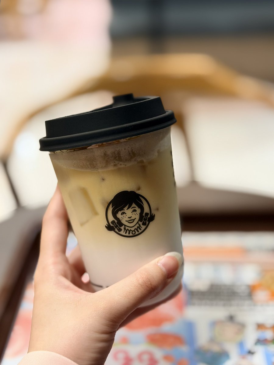 kyari_gourmet's tweet photo. ついにバレてしまったか、、
チェーンだから意外と知られてないのよ。

好きすぎて地味に週2〜3で通ってる、いっぱい飲んできたけどここのジャスミンラテしか勝たん。
専門店じゃないから待ち時間ほぼないし店舗によってたまにめっちゃ甘いけど、本当に美味しい。

CHAGEEが日本に来るまではここ一択🥤 https://t.co/eN6noTcBgC