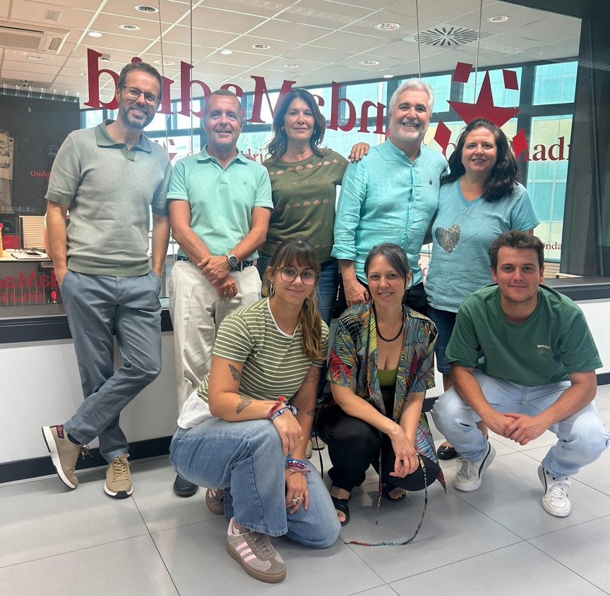 BuenosDiasOM's tweet photo. Aquí está la primera foto del equipo en este inicio de temporada 2026-27.

◾Ely del Valle (@ElydValle) 
◾Juanjo Ceballos
@sergiomartinromo
@radiohonorato 
◾Gloria Talavera
◾Yaiza Hernán Gómez
◾Clara Esteban 
@pedrinlorente98 https://t.co/fn2w2NrKAV