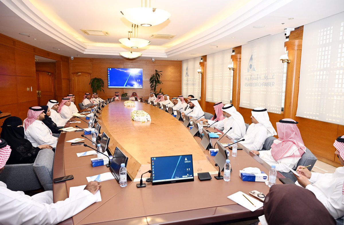 AsharqiaChamber's tweet photo. عقدت لجنة التعليم والتدريب بـ #غرفة_الشرقية اليوم لقاءً مع فريق عمل من إدارة التعليم بالمنطقة الشرقية، لمناقشة أبرز التحديات والفرص في قطاع التعليم بالمنطقة، واستعراض سبل تعزيز التعاون والتكامل بين الجانبين، بما يسهم في دعم وتطوير القطاع التعليمي https://t.co/0jp0k5Uqkr