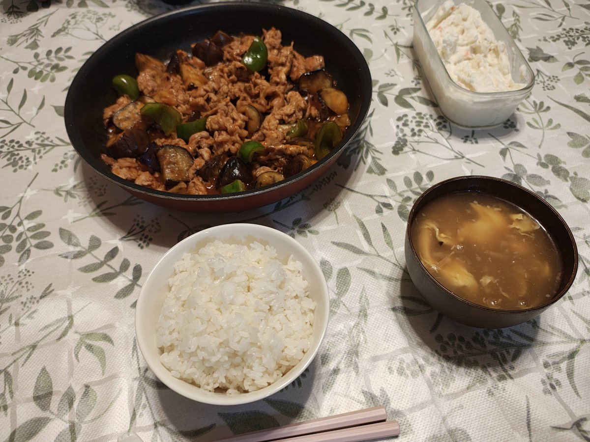 MatsuMillan's tweet photo. 今日は豚とナスとピーマンをケチャップで炒めたやつ。ポン酢も入っててさっぱり https://t.co/k26pLvy7ur