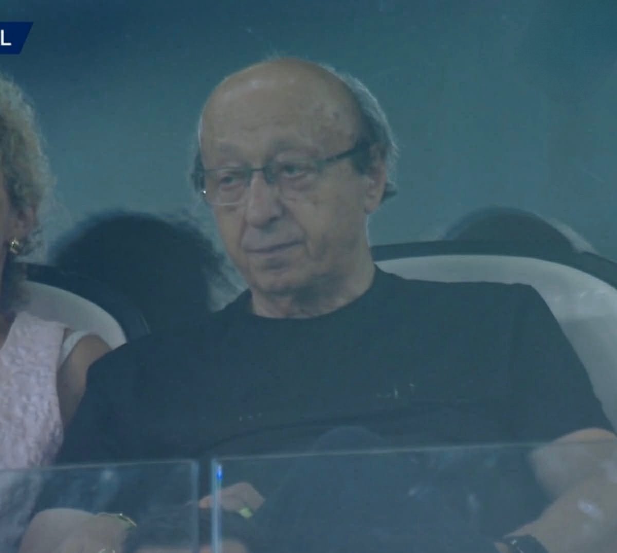 PeriodicoNA's tweet photo. 🚨 Ma davvero Luciano #Moggi torna allo Juventus Stadium come se nulla fosse? 🤨

Dopo tutto quello che il calcio 🇮🇹 ha vissuto, questa sarebbe la normalità?

Memoria corta o messaggio ben preciso? 👀⚠️

#Juventus #Calcio #SerieA #Inter https://t.co/VIOBE6dU1w