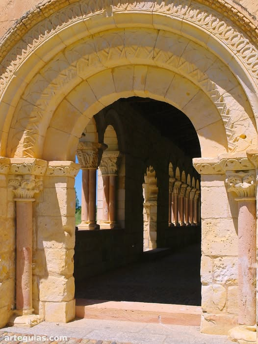 arteguias's tweet photo. La iglesia de la Asunción de Duratón (Segovia) es una de las más infravaloradas del románico castellano. Su galería porticada es una preciosidad, donde encontramos sus puertas de acceso especialmente decoradas. En la imagen: la entrada oriental al pórtico.
#duraton #segovia #cyl https://t.co/Ytyvt3kxxX