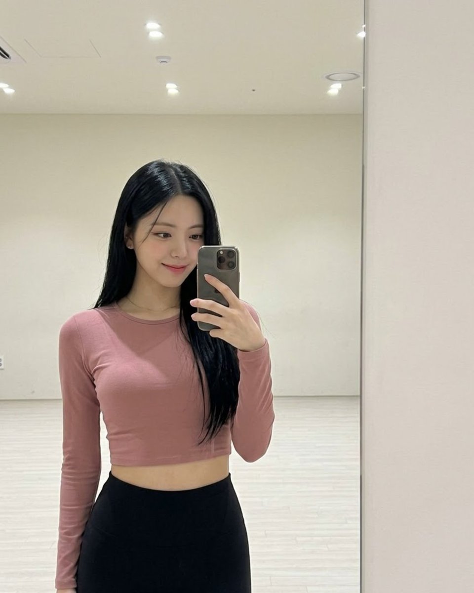 hellothisisseoa's tweet photo. 안무 연습중 🎀 https://t.co/6JBBlOhXW1