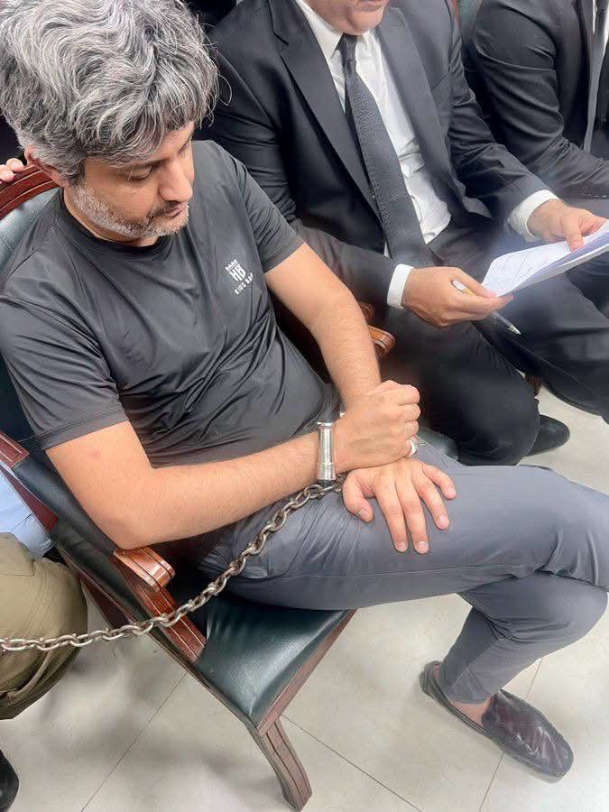 Real_MZubair's tweet photo. Another opposition politician taken to court in handcuffs. 
If we are going to treat politicians like Hammad Azhar in this manner, who in his right mind will ever think of being part of the political process. 
One of the most educated, decent and admired politician, Hammad deserves better. Another low moment for the present rulers.