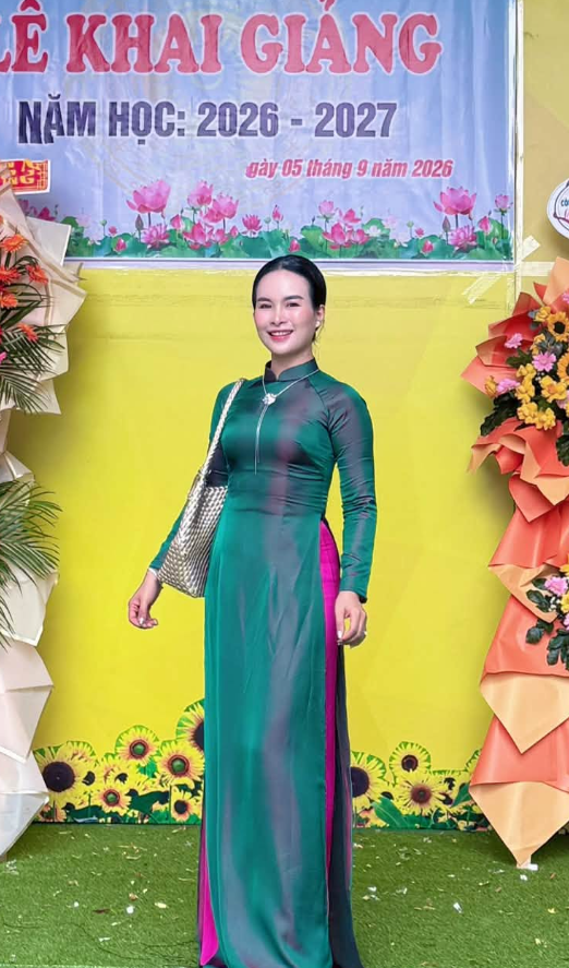 daonhung1413's tweet photo. Ảnh khai giảng giờ mới up. Mấy em thích cô nào đây https://t.co/quqiVv8v4l