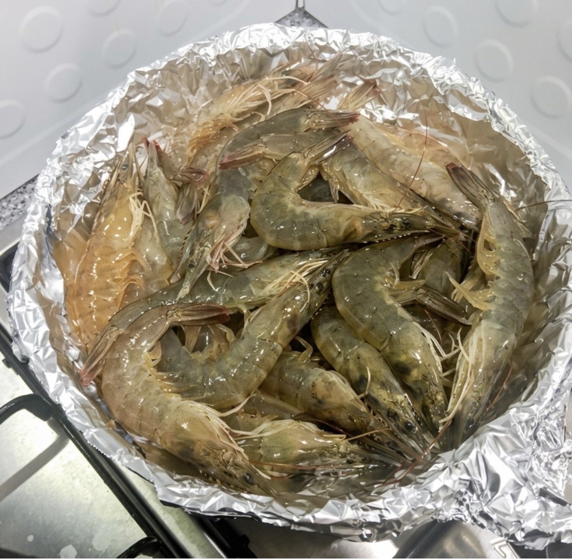 everydaykor's tweet photo. Autumn = shrimp season 🍤🍂

Salt in the pan, shrimp on top, and that’s dinner.

Sweet, juicy, and nicely chewy — no heavy seasoning or sauce needed.
The shrimp already have enough flavor on their own.

#Shrimp #SaltGrilledShrimp #Seafood #AutumnFood #Dinner #HomeCooking #KoreanFood #EverydayKorea