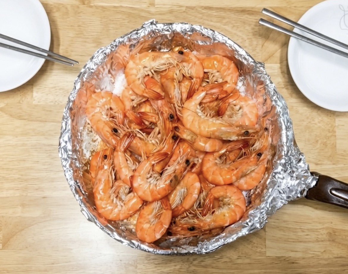 everydaykor's tweet photo. Autumn = shrimp season 🍤🍂

Salt in the pan, shrimp on top, and that’s dinner.

Sweet, juicy, and nicely chewy — no heavy seasoning or sauce needed.
The shrimp already have enough flavor on their own.

#Shrimp #SaltGrilledShrimp #Seafood #AutumnFood #Dinner #HomeCooking #KoreanFood #EverydayKorea