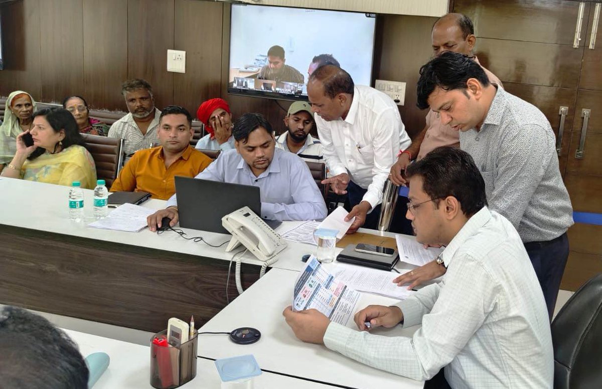 DC_Faridabad's tweet photo. #Information | Samadhan Shivir Becomes a Platform for Resolving Citizens’ Grievances
The District Administration Faridabad, under the guidance of Deputy Commissioner Shri Ayush Sinha, organised a Samadhan Shivir where SDM Faridabad Dr. Hunny Bansal heard citizens’ grievances and directed the concerned departments to ensure prompt resolution.
The camp received various complaints related to Family ID (PPP), income-related corrections, addition of family members, ration cards, encroachment, police, electricity, and other public services.
#SamadhanShivir #Faridabad #PublicGrievance #CitizenServices #Haryana