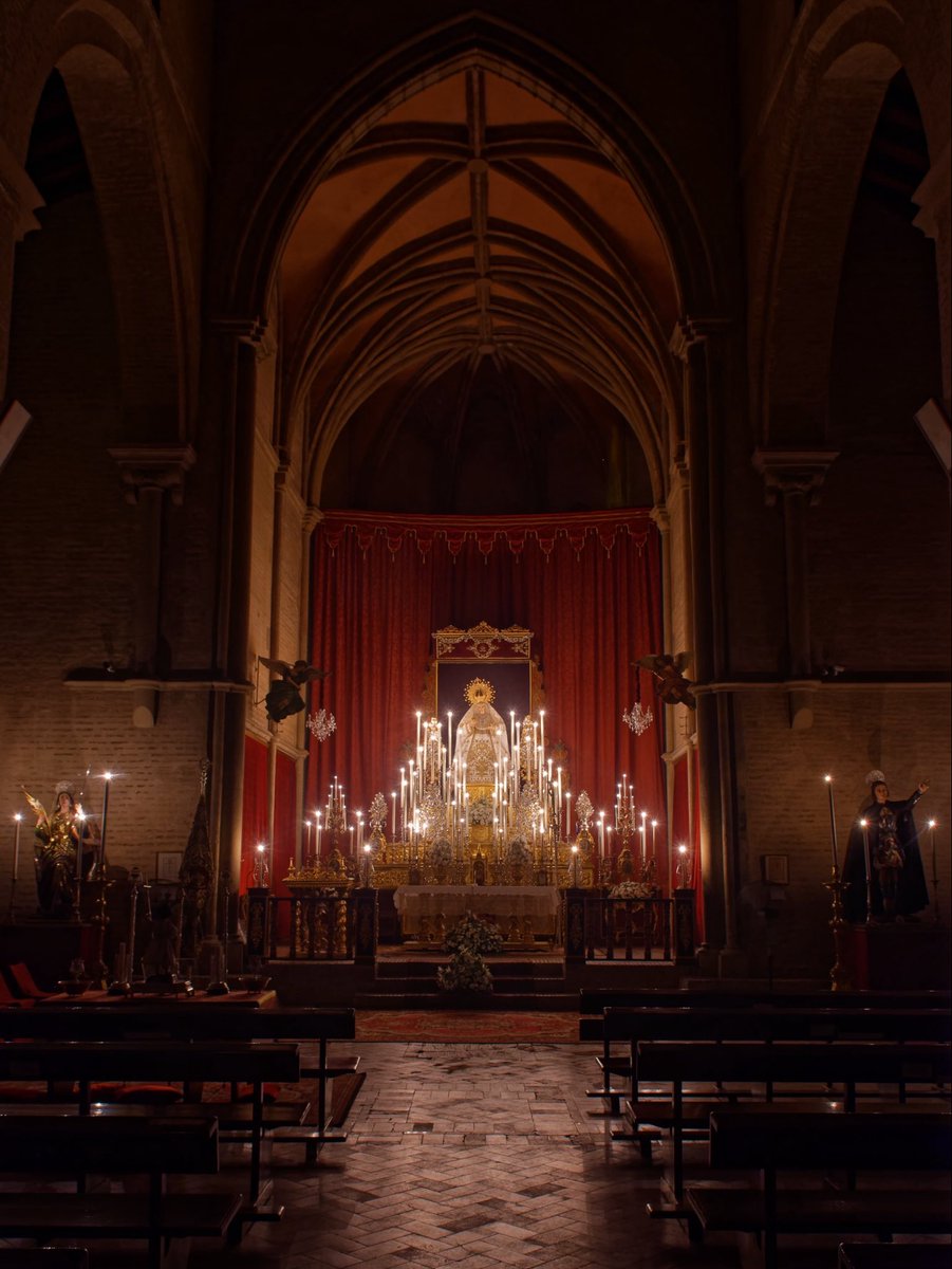 ResurreccionSev's tweet photo. Reportaje fotográfico del altar de Triduo a Nuestra Señora de la Aurora únicamente iluminado con las luces de las velas. 

📸: Francisco Javier Montiel. https://t.co/OSR7UFzn11