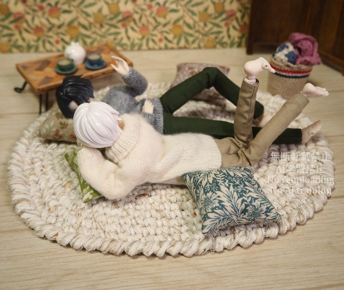 TeseCora_doll's tweet photo. シチリアサイズ2人用のラグを編みました
もう一回り大きい方が良かったかな💦
まぁいいか
別の色も編んだのですがやはり白だね

寝転がらせるの好きだな、はい好きです☺️
私の感情が過分に駄々洩れてるので
例の2人に見えて仕方ない🤣
3枚目の後頭部、愛しい🫰

#シチリアの追憶 https://t.co/FGnXf0gGvP