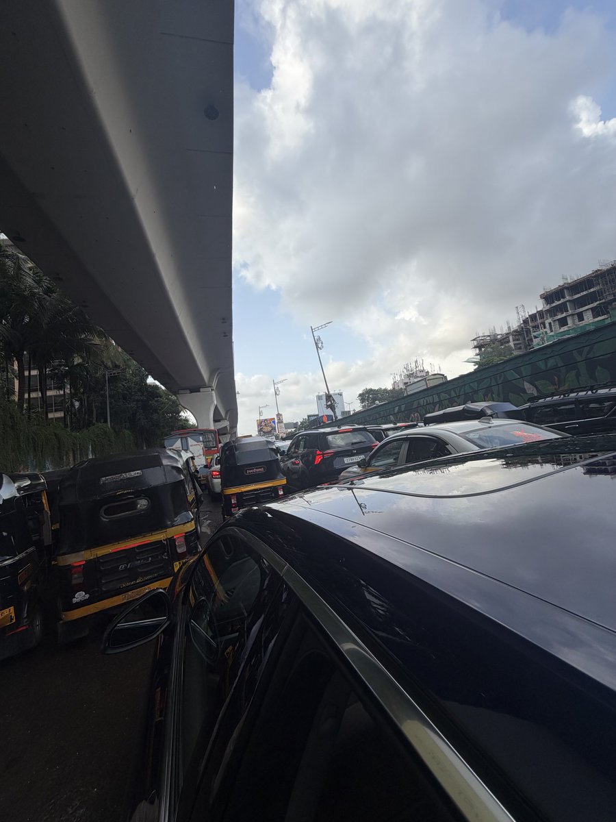 shris_b's tweet photo. @MTPHereToHelp @CMOMaharashtra - Near Yes Bank towards Goregaon is completely packed. Not moving even an inch. Let’s not forget the WEH is key route to most business districts in Mumbai. @RoadsOfMumbai https://t.co/GDK1JRx0dn