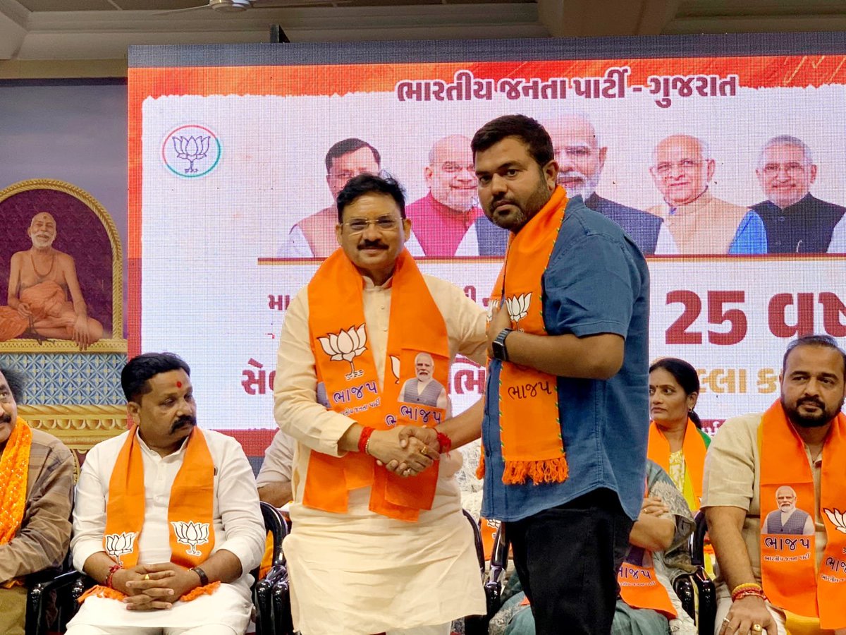devusinh's tweet photo. આદરણીય પ્રધાનમંત્રીશ્રી @narendramodi જીના સેવા અને સમર્પણના ૨૫ વર્ષ પૂર્ણ થવા નિમિત્તે " સેવા સંકલ્પ અભિયાન" અંતર્ગત આગામી કાર્યક્રમો અંગે યોગી ફાર્મ, નડિયાદ ખાતે આયોજિત ભાજપ - ખેડા જિલ્લા કાર્યશાળામાં ઉપસ્થિત રહ્યા.

(1/2) https://t.co/tQMcV31QCI
