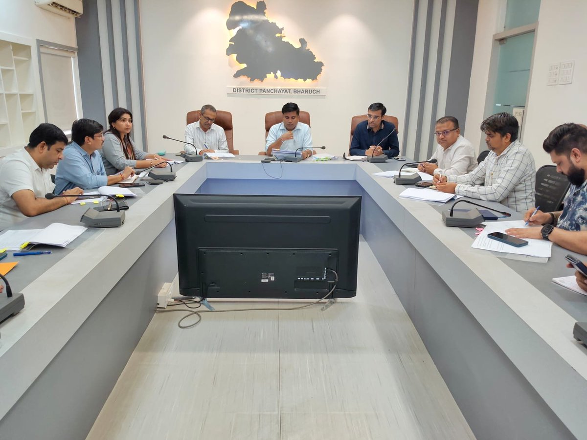 DDOBHARUCH1's tweet photo. આજરોજ તમામ શાખાધિકારીશ્રીઓ સાથે સમીક્ષા બેઠક યોજવામાં આવી. કોર્ટ કેસ, LF/PRC/AG પારા, CM ડેશબોર્ડ, PG પોર્ટલ, CMO પોર્ટલ તથા તકેદારી આયોગના કેસોની સમીક્ષા તેમજ અન્ય મુદ્દાઓની ચર્ચા કરી સમયમર્યાદામાં નિકાલ, ઝડપી કાર્યવાહી માટે જરૂરી સૂચનાઓ આપવામાં આવી.
@CMOGuj 
@GujPRHDept https://t.co/EZC4mmqUEp