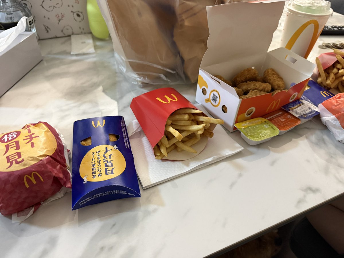 59rwq's tweet photo. 今年初月見🍔 https://t.co/b6sMZ6kYTB
