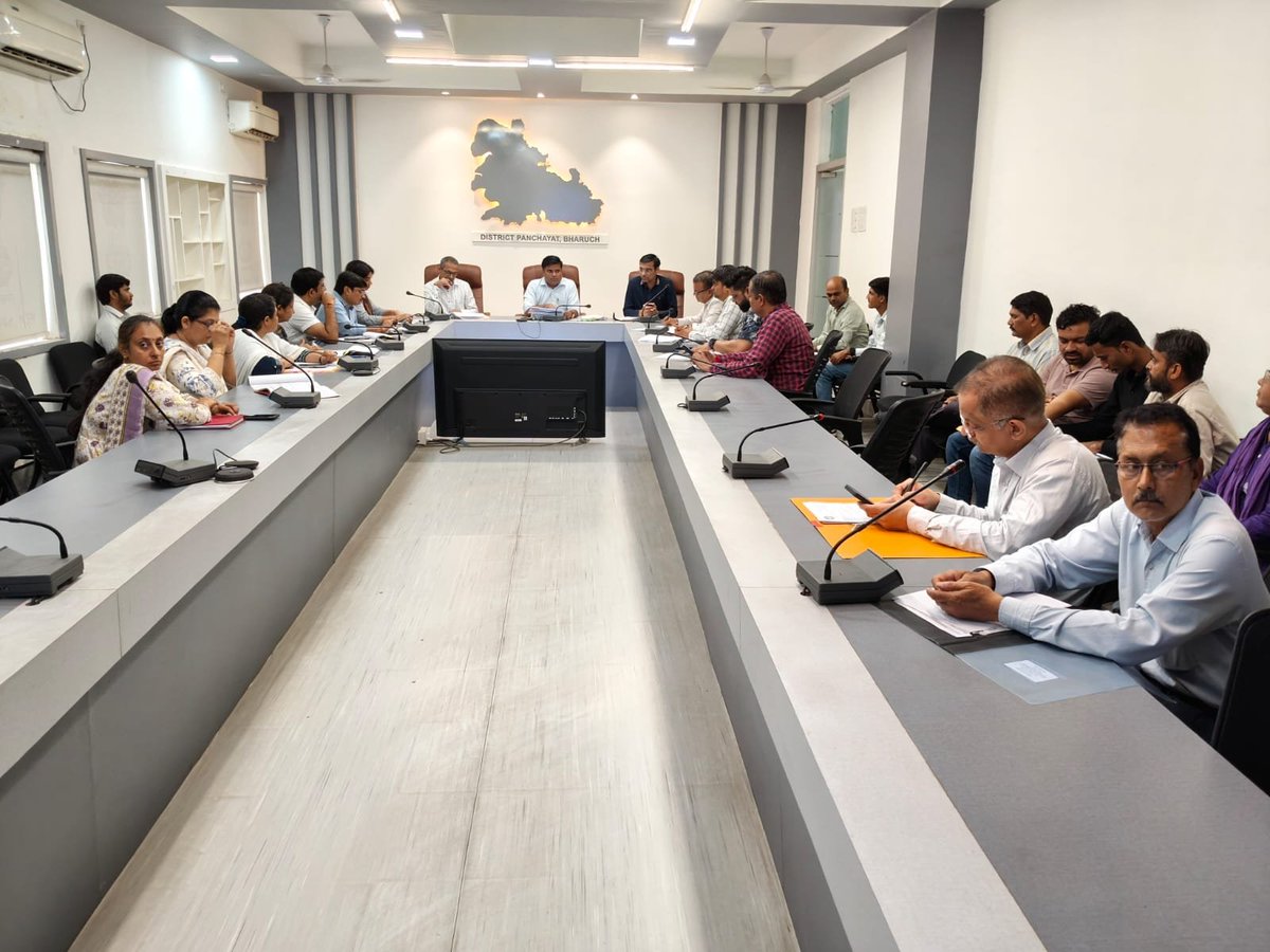 DDOBHARUCH1's tweet photo. આજરોજ તમામ શાખાધિકારીશ્રીઓ સાથે સમીક્ષા બેઠક યોજવામાં આવી. કોર્ટ કેસ, LF/PRC/AG પારા, CM ડેશબોર્ડ, PG પોર્ટલ, CMO પોર્ટલ તથા તકેદારી આયોગના કેસોની સમીક્ષા તેમજ અન્ય મુદ્દાઓની ચર્ચા કરી સમયમર્યાદામાં નિકાલ, ઝડપી કાર્યવાહી માટે જરૂરી સૂચનાઓ આપવામાં આવી.
@CMOGuj 
@GujPRHDept https://t.co/EZC4mmqUEp