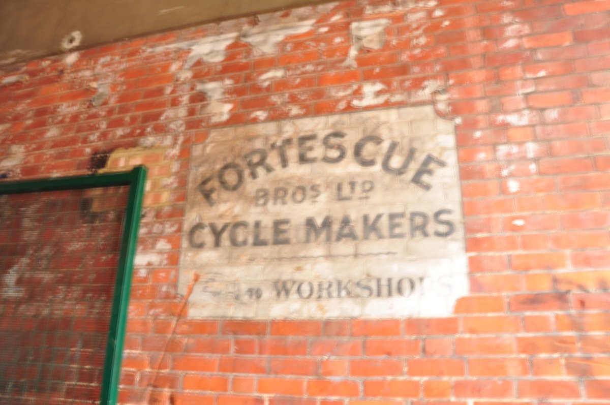 readinglibrary's tweet photo. We are wandering round a few alleys and underpasses this month starting with a sign that can be still be seen (under some graffiti these days) in an alleyway off West Street, near no. 11. Fortescues started their business around 1897. #ReadingLocalHistory https://t.co/abE2dTAKqZ