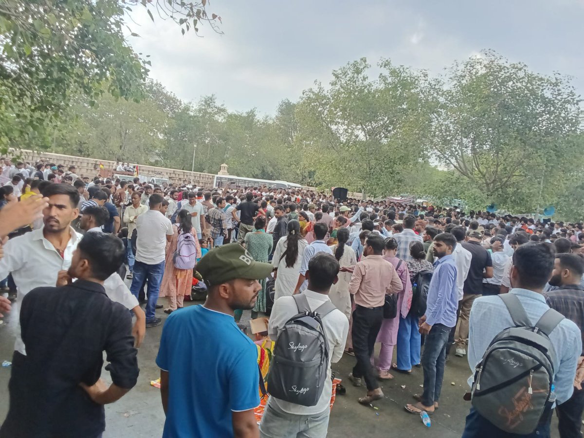 KarmaYadav8's tweet photo. Jo sathi log nhi aa paye h plz aaye or yuniyan ka support kreपंचायत सहायकों की हुंकार 

परिवर्तन होगा अबकी बार ✊🏻🔥

#पंचायत_सहायक_एकता_जिंदाबाद

@CMOfficeUP @oprajbhar @uppanchayatiraj @ChiefSecyUP https://t.co/0wDyLEVmBt