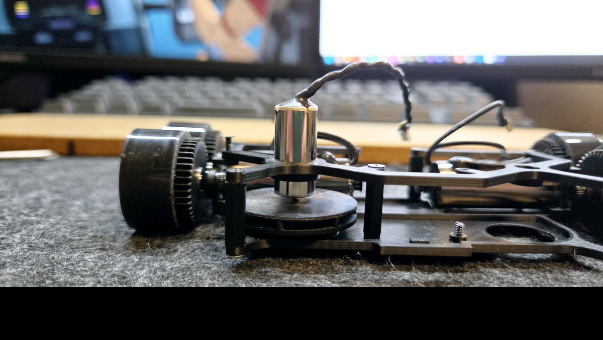 UME_Racing's tweet photo. 吸引ファンのクリアランスを調整中。
回転部との接触を避けつつ、隙間を詰めて気密性を確保。空気の漏れを抑え、吸引効率の向上を狙います。
出力を上げるだけでなく、ファンの性能をしっかり引き出す。こうした細部も詰めていきます。
#ロボトレース #UME_Racing https://t.co/IAlO1JlvjB