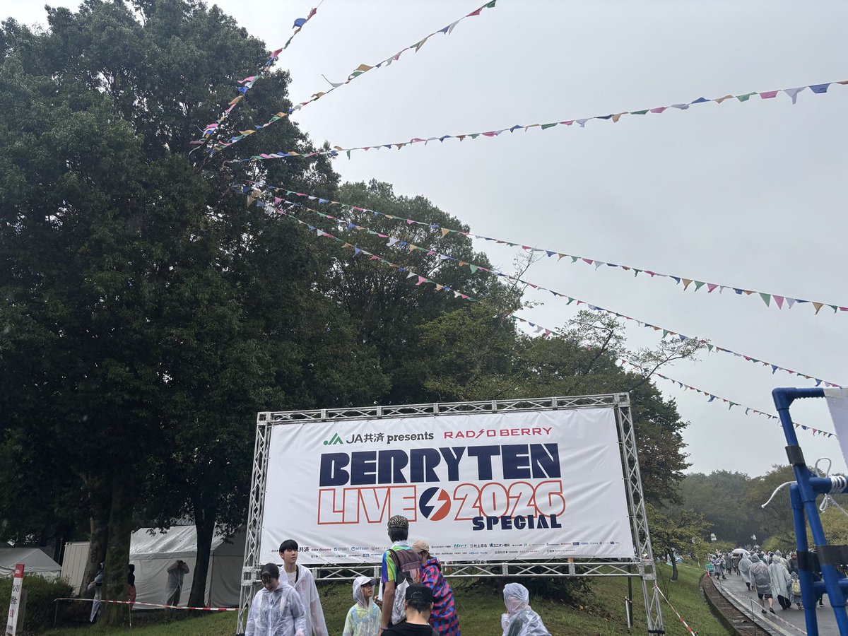 sasaki610's tweet photo. 衝動で2日間初ベリテン参戦！
行ってよかった！
1日目は待望の初chevonも見れたし
ホルモンとHEY最高すぎて2日目雨で逆に良かったw https://t.co/VCmT8oDKaS