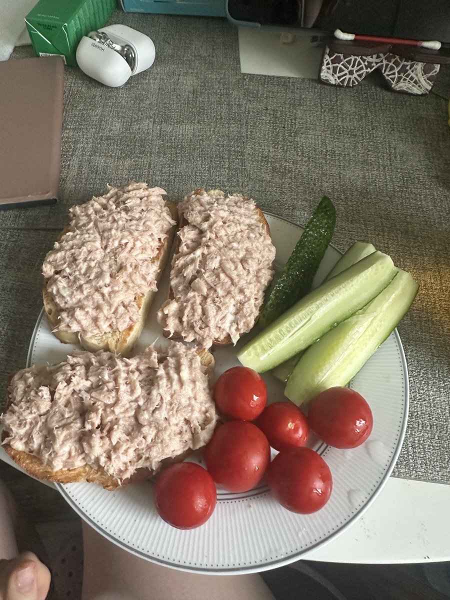 RisyaKisya's tweet photo. еще заточила банан с творогом и большую кружку чая https://t.co/Jen8nWvcg2