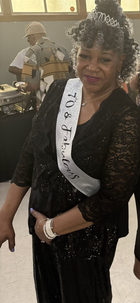 Yvette2540's tweet photo. Rest in Peace to my sweet cousin Wanda.. she was so funny 
This was her surprise Birthday party last April .. she passed away at 3:00 am
We will miss you Giggie🌹 https://t.co/KrQYePFxqz