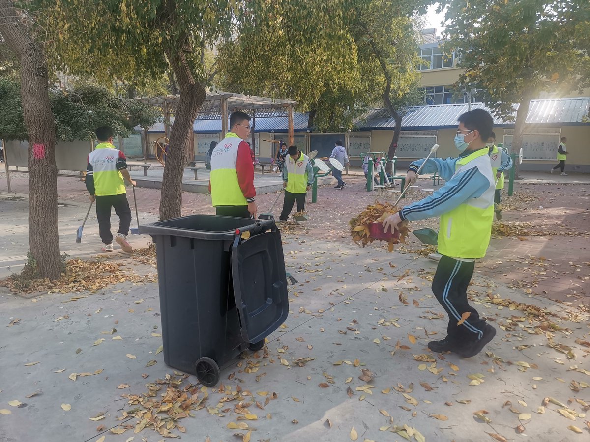 AliSahingpby's tweet photo. Just wrapped up a 3-hour community park cleanup with the local volunteer team! Picked up 12 full garbage bags of litter and left the green space way nicer than we found it  Love working with such a passionate group—small acts make big differences! https://t.co/F8wL9ezSNG